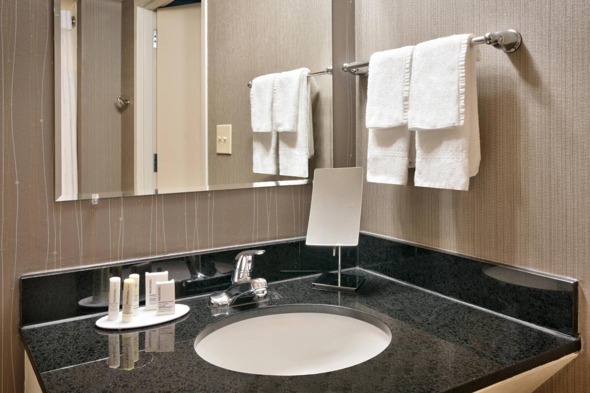 Courtyard By Marriott Charlotte Airport/Billy Graham Parkway Hotell Exteriör bild